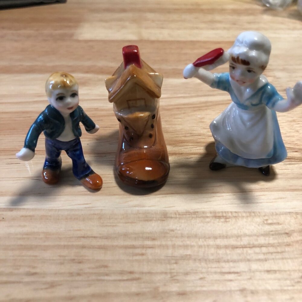 Minatare old woman Who lived in a shoe nursery rhyme collectible storybook